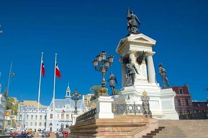 Valparaíso Highlights Walking Tour — 2-Hour Guided Hills, Murals & Bay Views