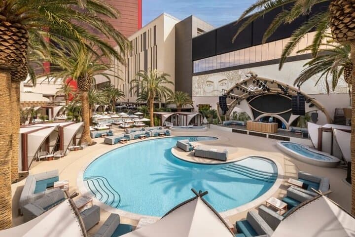 Ultimate Vegas Club Crawl: Party Bus, BYOB & VIP Entry photo 3