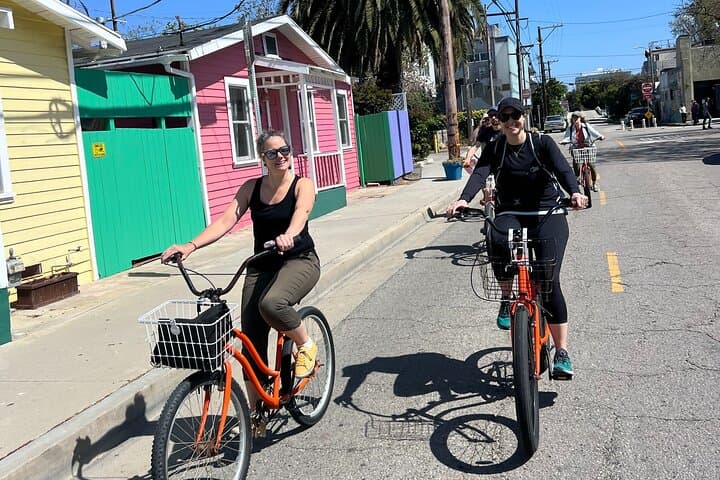 Venice to Santa Monica Bike Tour — French-Guided Coastal Ride photo 4