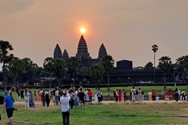 Angkor Wat Sunrise Tour: Sunrise at Angkor Wat, Ta Prohm & Bayon in Siem Reap