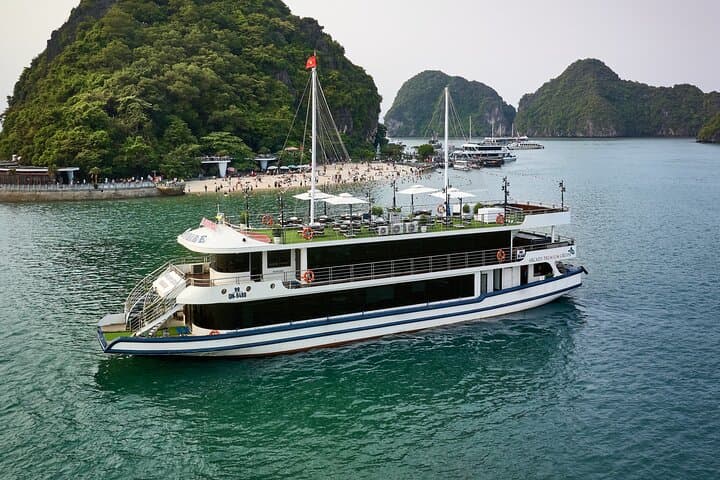 Halong Bay 5-Star Day Cruise: Buffet, Kayaking, Sung Sot Cave & Jacuzzi
