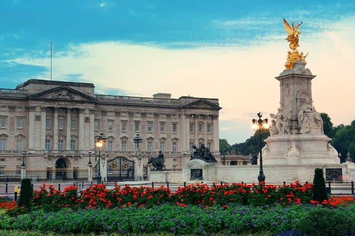 Two-Hour London Landmarks Walking Tour from Trafalgar Square
