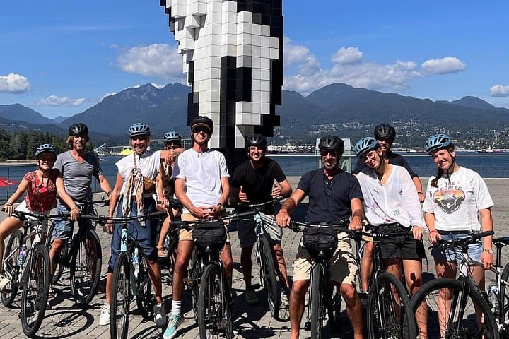 Seawall & Totems: Stanley Park and Downtown Vancouver Bike Tour photo 2