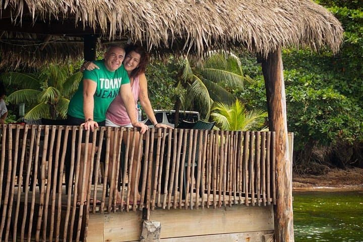 West Bay Beach Photoshoot — Professional Photo Session at Mayan Princess, Roatán photo 2