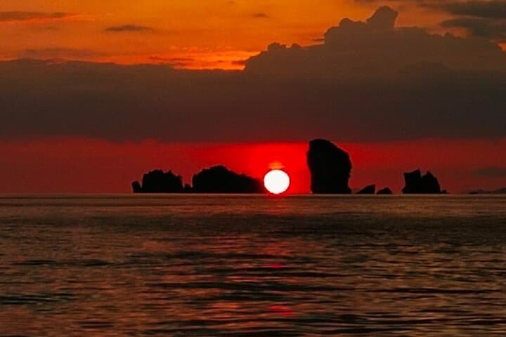 Phi Phi 4 Islands Sunset Tour & Bioluminescent Plankton Experience photo 2