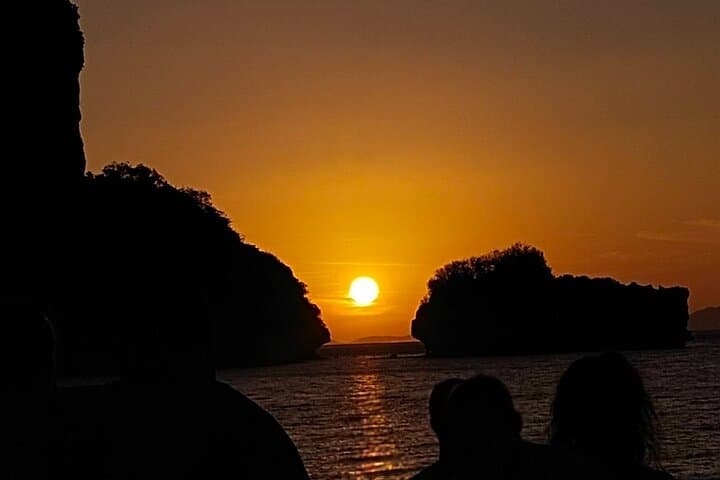Phi Phi 4 Islands Sunset Tour & Bioluminescent Plankton Experience photo 6