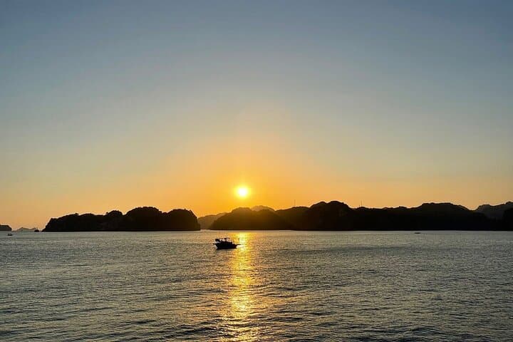 Half-Day Lan Ha Bay Adventure: Kayaking, Boat-Jumping & Sunset from Cat Ba photo 3