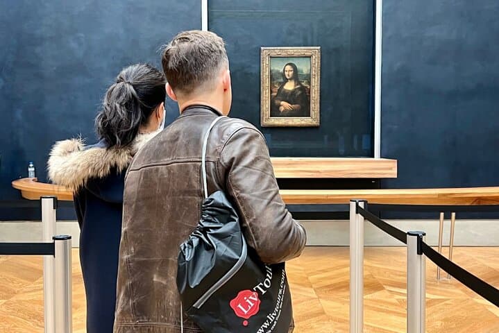 Semi-Private Louvre Tour in Paris: See the Mona Lisa with Max 6 Guests