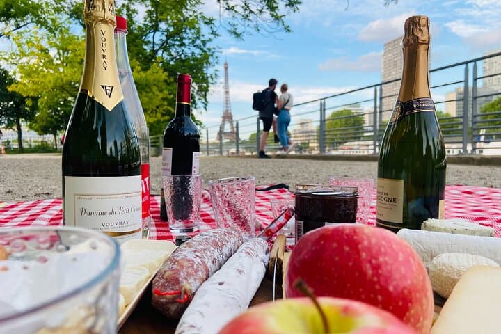 Sunset Picnic on Île aux Cygnes with Eiffel Tower View and Live Music photo 3