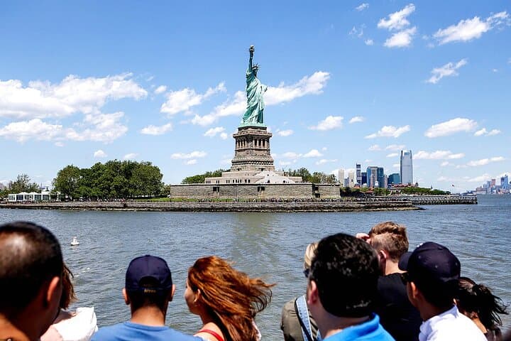 Discover Iconic Landmarks on a NYC Hudson River Cruise photo 2