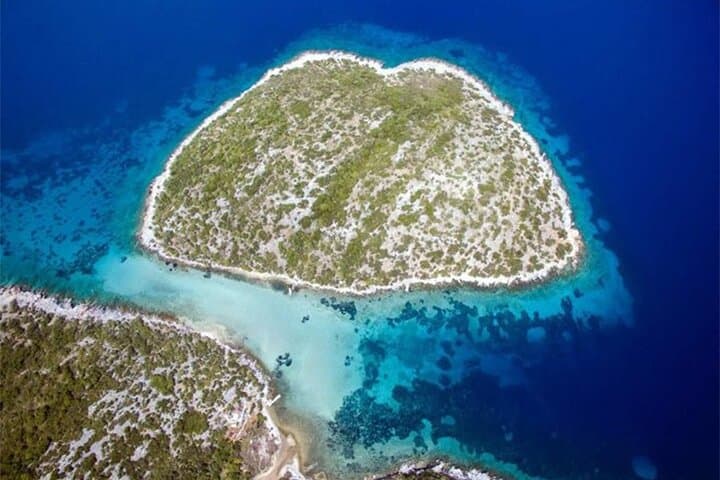 Samos East Coast Boat Tour with BBQ: Swim Kasonisi & Megali Lakka photo 3