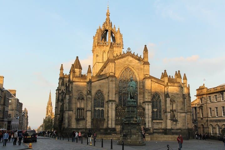 Edinburgh Scavenger Hunt: Self-Guided Walking Tour of Castle, Royal Mile & Holyrood photo 4