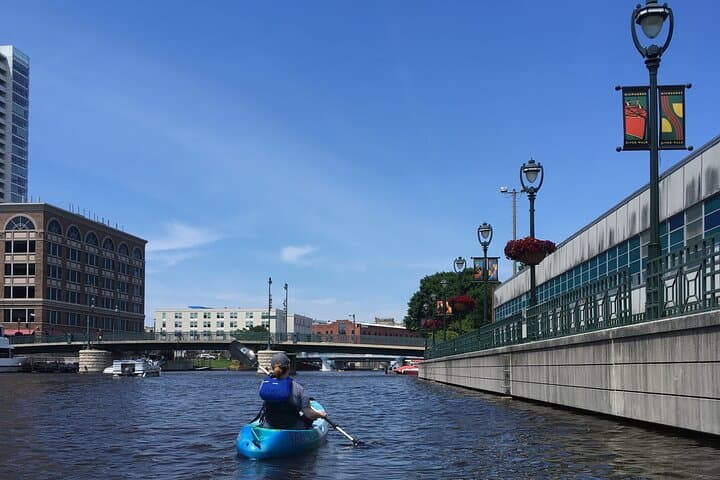 Milwaukee Cheese Curd Kayak Tour: Paddle, Taste & Explore the Riverwalk photo 3
