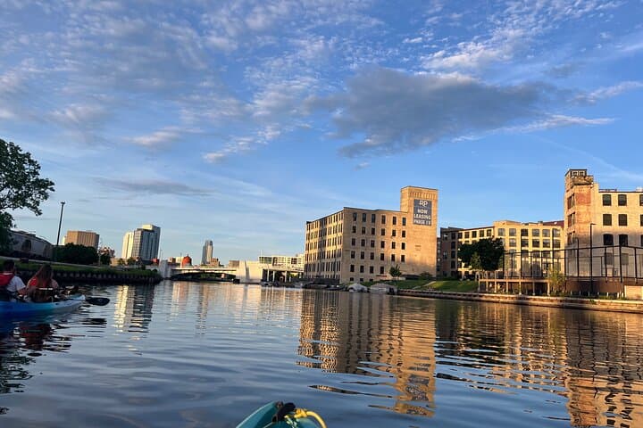 Milwaukee River Skyline Kayak Tour: Paddle the Third Ward to Downtown