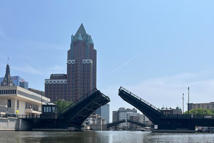 Milwaukee River Skyline Kayak Tour: Paddle the Third Ward to Downtown photo 3