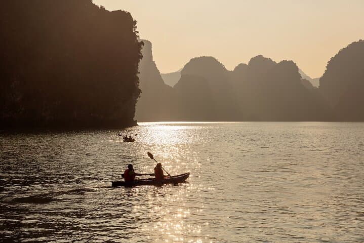 4-Day Halong Bay Cruise: Kayaking, Caves & Beach Hikes