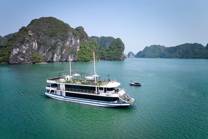 Full-Day Gratiot Cruise: Halong Bay Day Trip to Sung Sot Cave & Kayaking photo 6