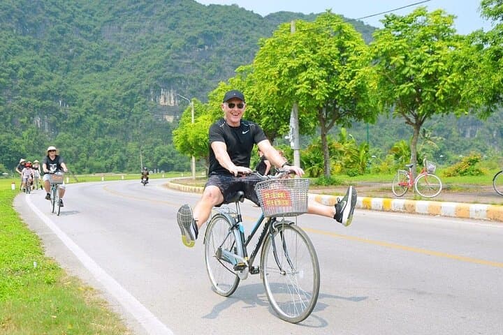 Hanoi to Ninh Binh & Halong Bay — 3-Day Luxury Tour with Tam Coc Boats & Overnight Cruise photo 6
