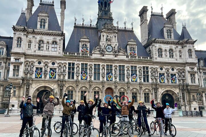 Paris City Center Bike Tour: Private Ride Past Notre-Dame, Louvre & Eiffel