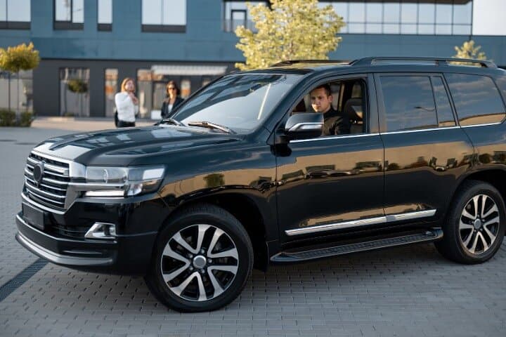 Discover Dubai by Luxury Car: Private Chauffeur & Flexible City Transport photo 2