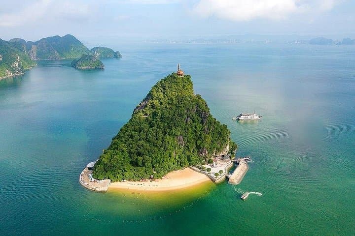 Halong Bay Overnight Boutique Cruise — Kayaking, Swimming & Surprise Cave photo 5