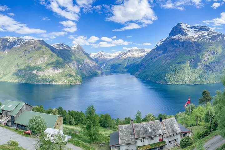 Hjørundfjord Day Tour: Bus & Boat Fjord Roundtrip from Ålesund