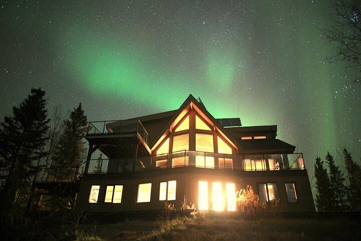 Aurora Chasing & Madeline Lake Lodge — Yellowknife Northern Lights Experience