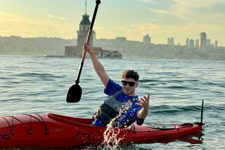 Maiden's Tower Canoe Tour on the Bosphorus: Paddle from Istanbul's Shoreline