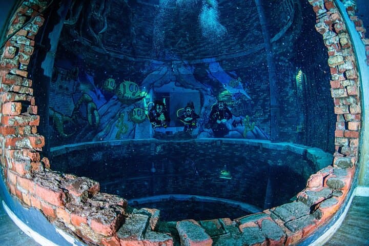 Deep Dive Dubai: Explore the World's Deepest Urban Dive Pool photo 4