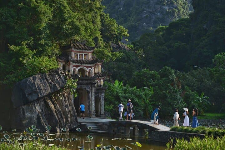 Luxury Day Trip to Bich Dong Pagoda & Trang An Grottoes from Hanoi