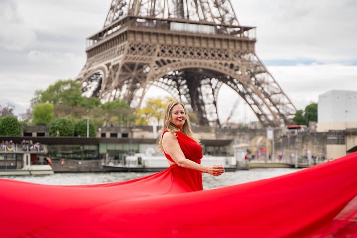 Paris Flying-Dress Photoshoot at Pont d'Iéna — Eiffel Tower Portrait Session