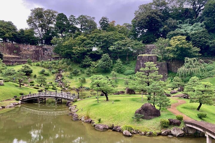 Kanazawa Garden Exploration: Private Walking Tour of Kenrokuen, Gyokusen-en & Samurai Gardens