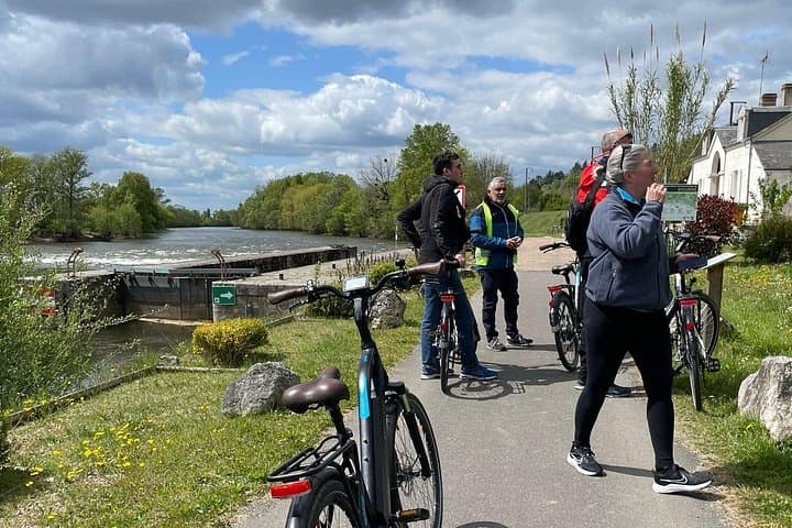 E-Bike to Chateau de Chenonceau: Loire Valley Picnic & Guided Tour photo 5