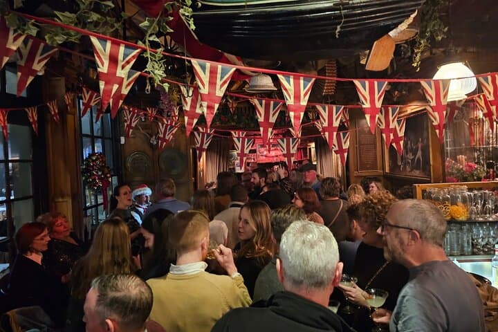 Covent Garden Pub Crawl & Cockney Singalong: Historic Pubs, Gin Palaces and Late-Night Songs photo 5