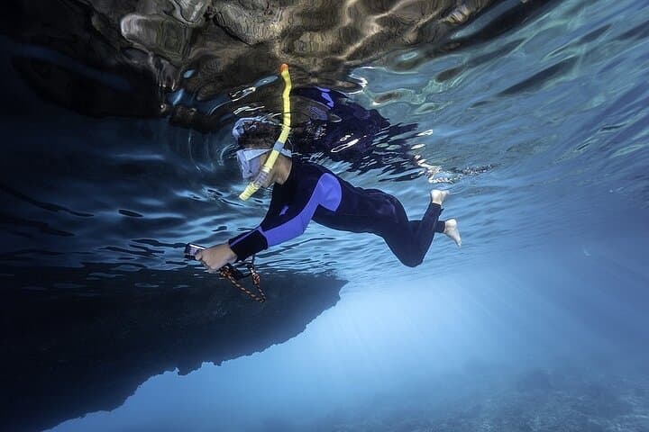 Snorkeling Kealakekua Bay: Explore Dolphins, Sea Caves & Captain Cook Monument photo 4