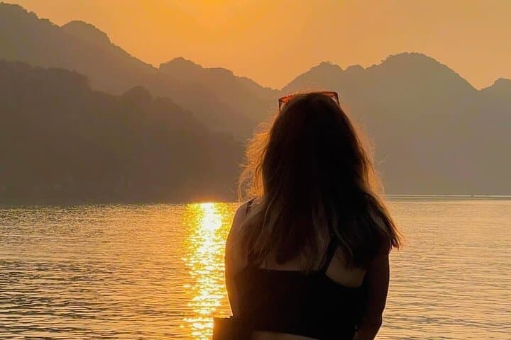 Half-Day Lan Ha Bay Adventure: Kayaking, Boat-Jumping & Sunset from Cat Ba