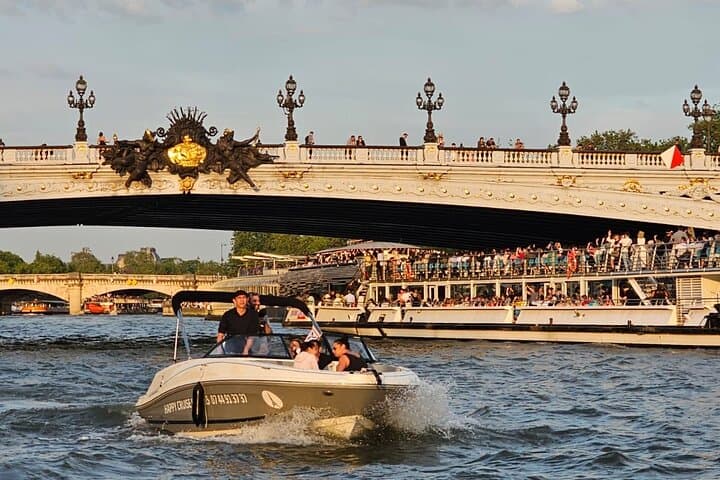 Private Seine Cruise in Paris — Exclusive Bayliner Tour with Local Captains photo 1