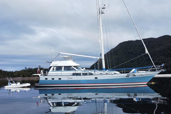 Private 5-Day Patagonia Yacht Charter from Puerto Montt: Queullin, Porcelana & Fjord Treks