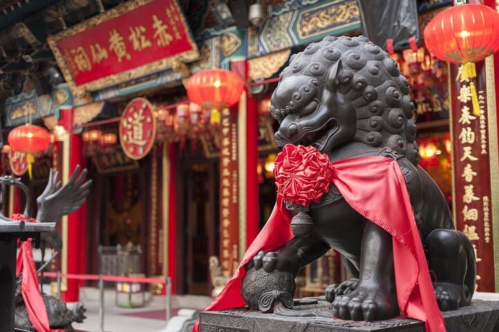 Inside Hong Kong: Private Car Tour Through Markets, Peaks & Harbour Views