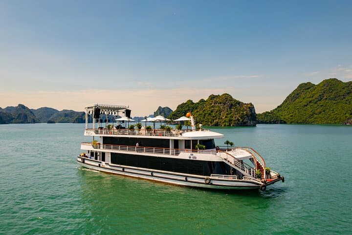 Halong Bay Luxury Day Cruise from Hanoi: Jacuzzi, Kayaks & Sunset Party photo 5
