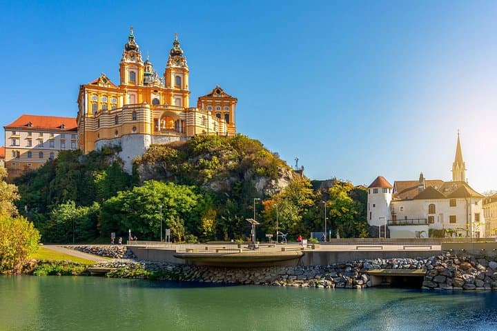 Private Full-Day Tour from Bratislava to Vienna — Schönbrunn, Ringstrasse & City Highlights