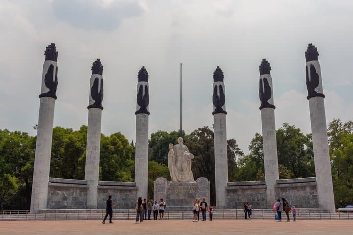 Cycle Paseo de la Reforma to Chapultepec Castle — Guided Bike Tour in Mexico City photo 6