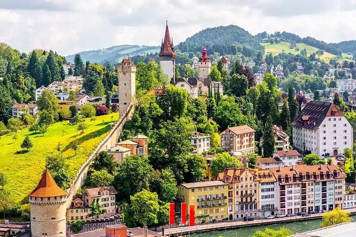 Lucerne Private Walking Tour: Chapel Bridge, Old Town & Lion Monument