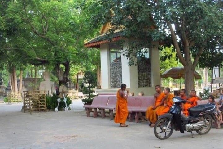 Siem Reap Day Tour: Floating Village, Wat Thmey & Apsara Dinner photo 5