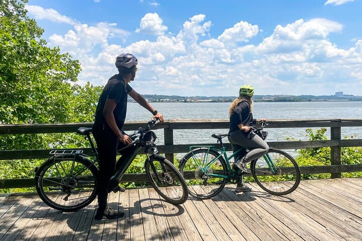 Explore Old Town Alexandria by E-Bike: Potomac River, Mount Vernon & King Street