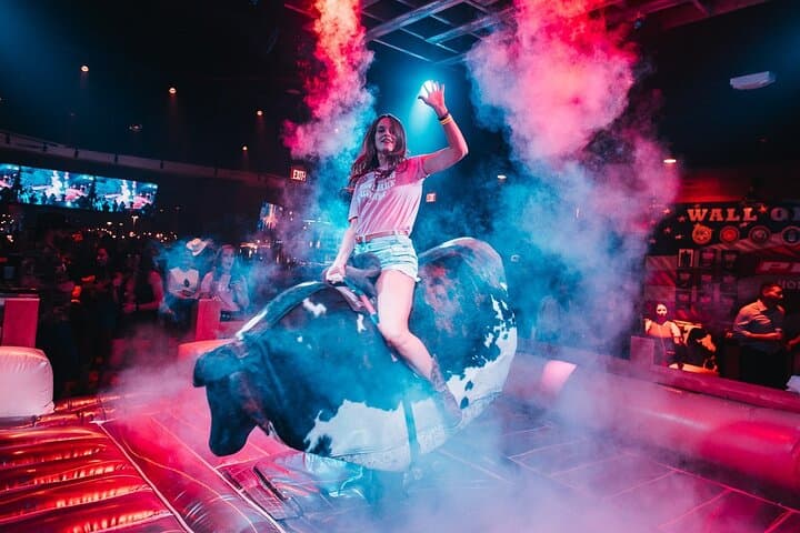Nashville Bar Crawl: Express Entry, Drink Deals & Live Music on Broadway