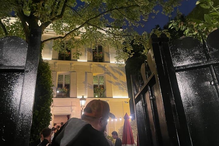 Montmartre Confidential: Secret Wine & Speakeasy Night Walk in Paris