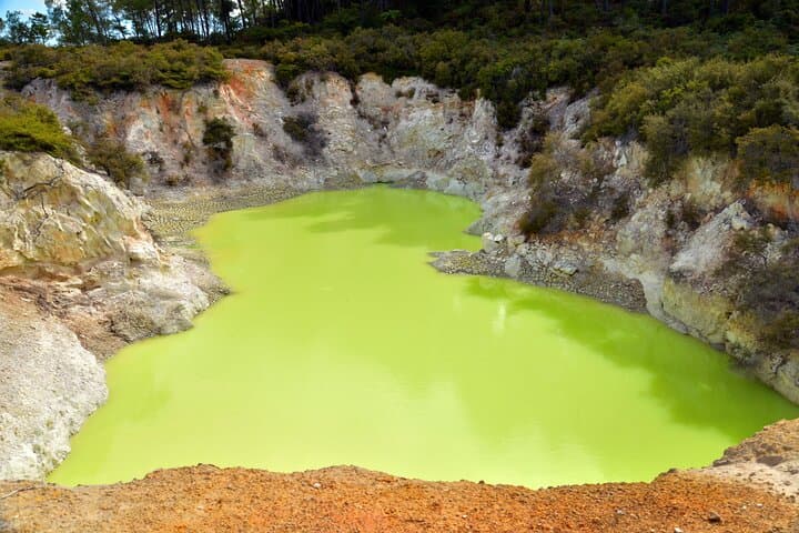 Rotorua Day Trip from Auckland: Wai-O-Tapu Geothermal Park, Māori Haka & Polynesian Spa photo 2
