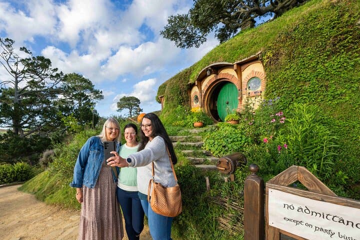 Private Hobbiton Movie Set Tour from Auckland — Full-Day Journey to Middle-earth