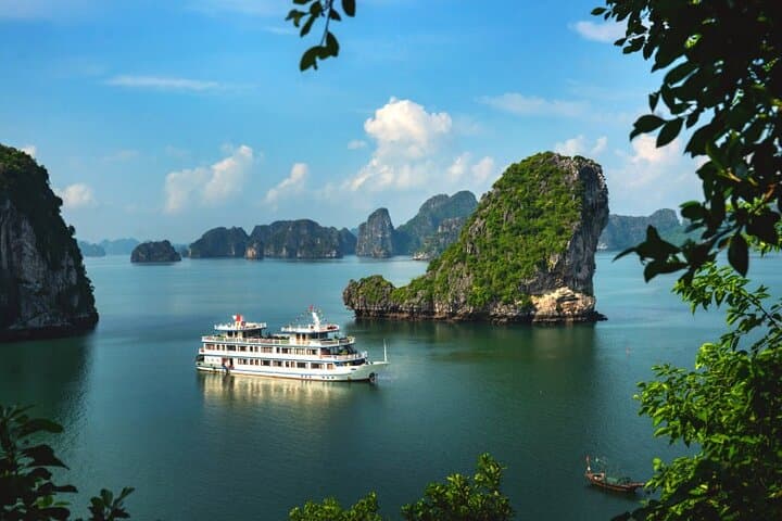 Overnight Bai Tu Long Bay Cruise: The Bay Less Traveled